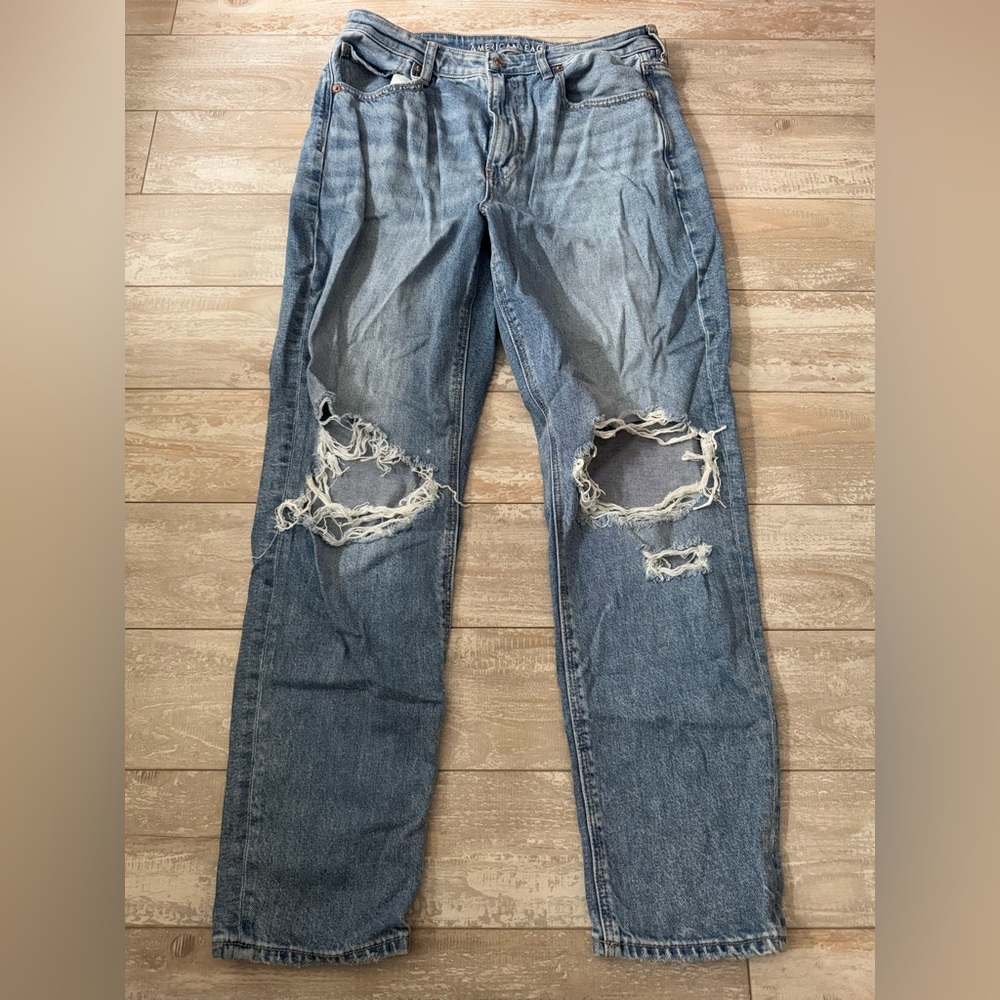 AE Strigid distressed jeans